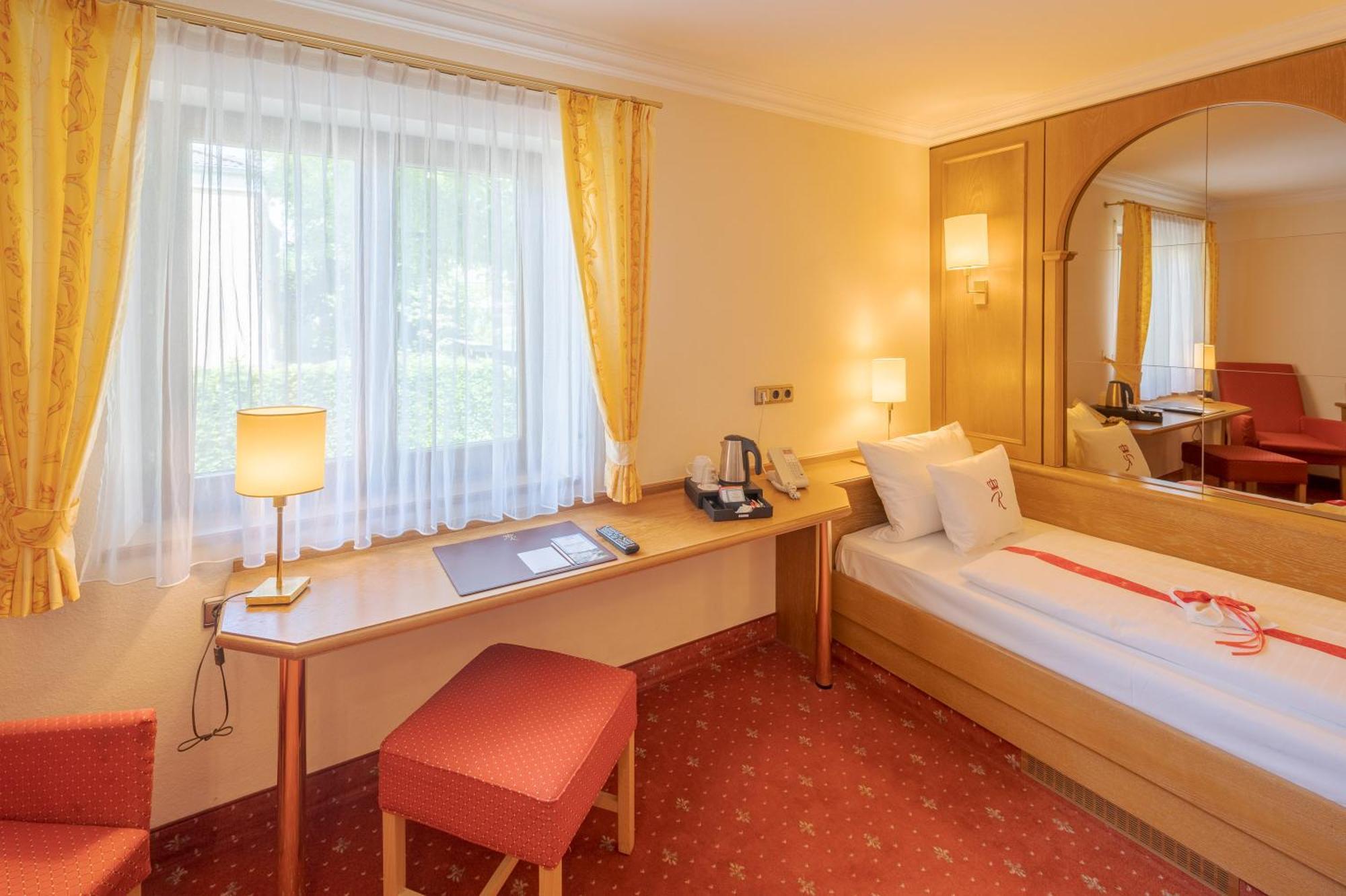 Hotel Am Schlosspark Zum Kurfuerst Oberschleißheim Екстериор снимка