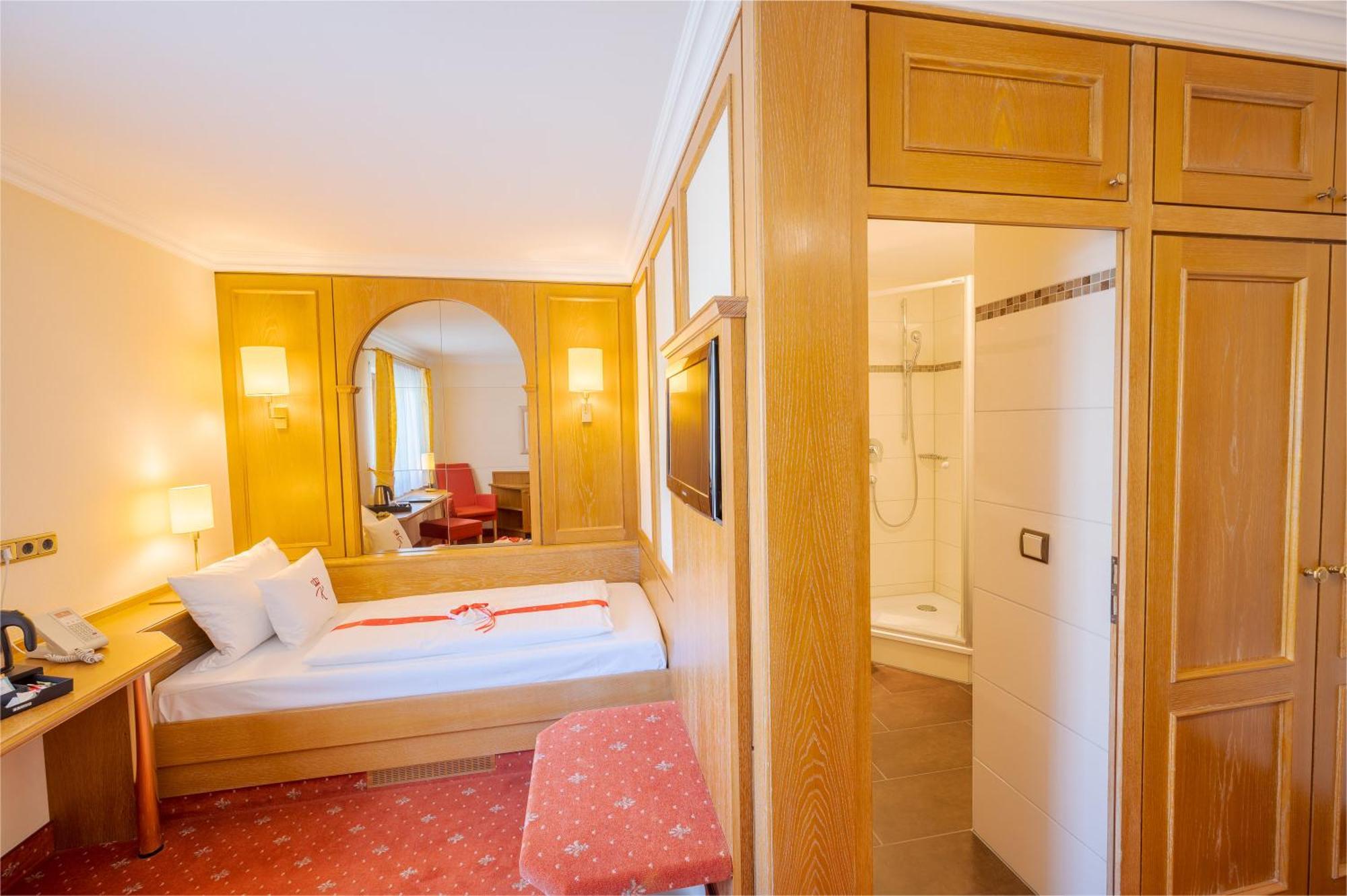 Hotel Am Schlosspark Zum Kurfuerst Oberschleißheim Екстериор снимка