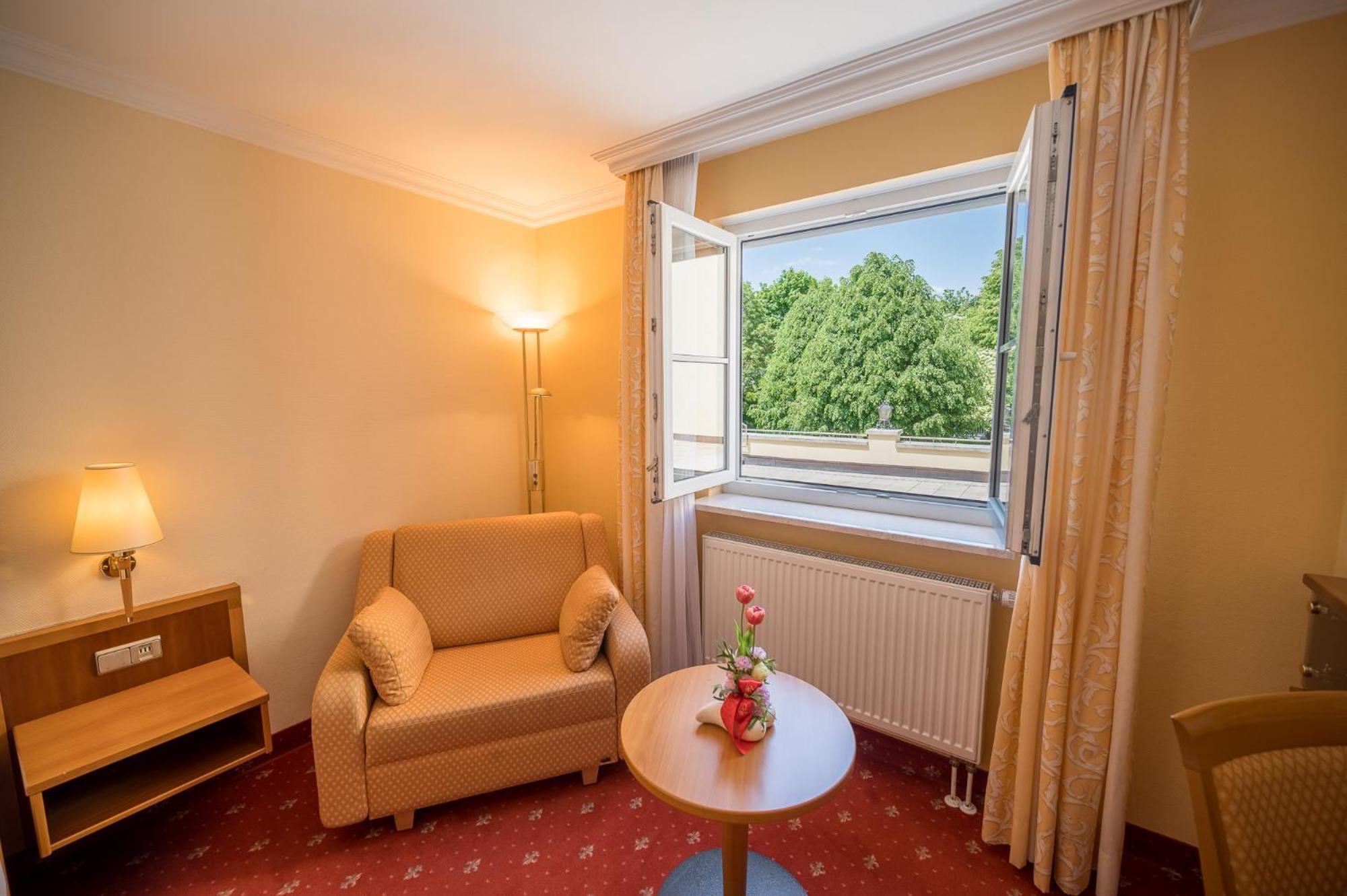 Hotel Am Schlosspark Zum Kurfuerst Oberschleißheim Екстериор снимка