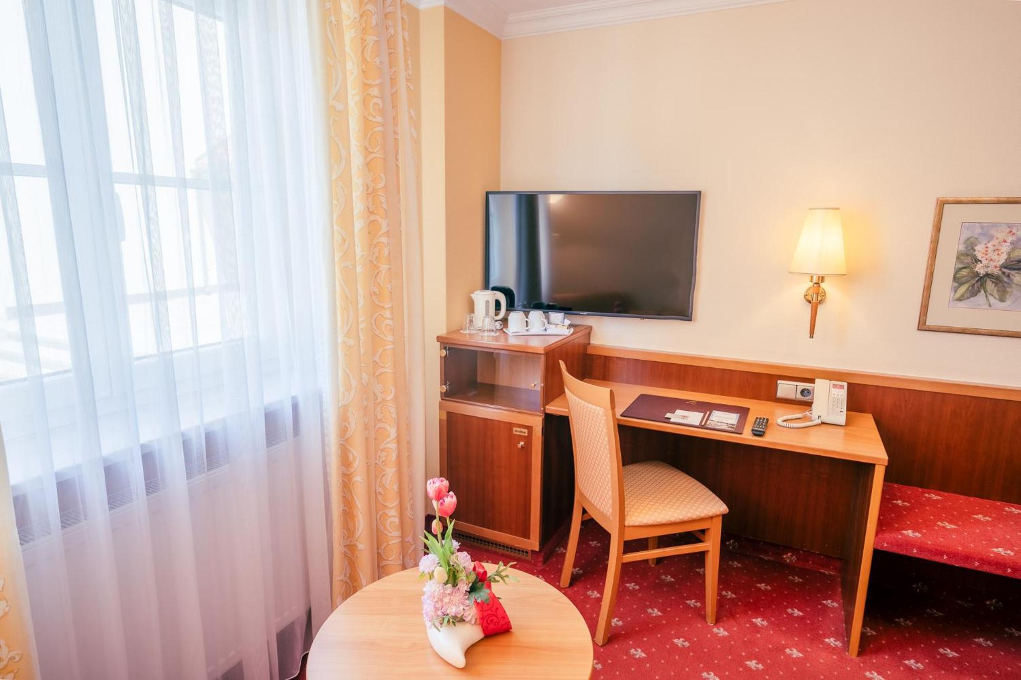 Hotel Am Schlosspark Zum Kurfuerst Oberschleißheim Екстериор снимка