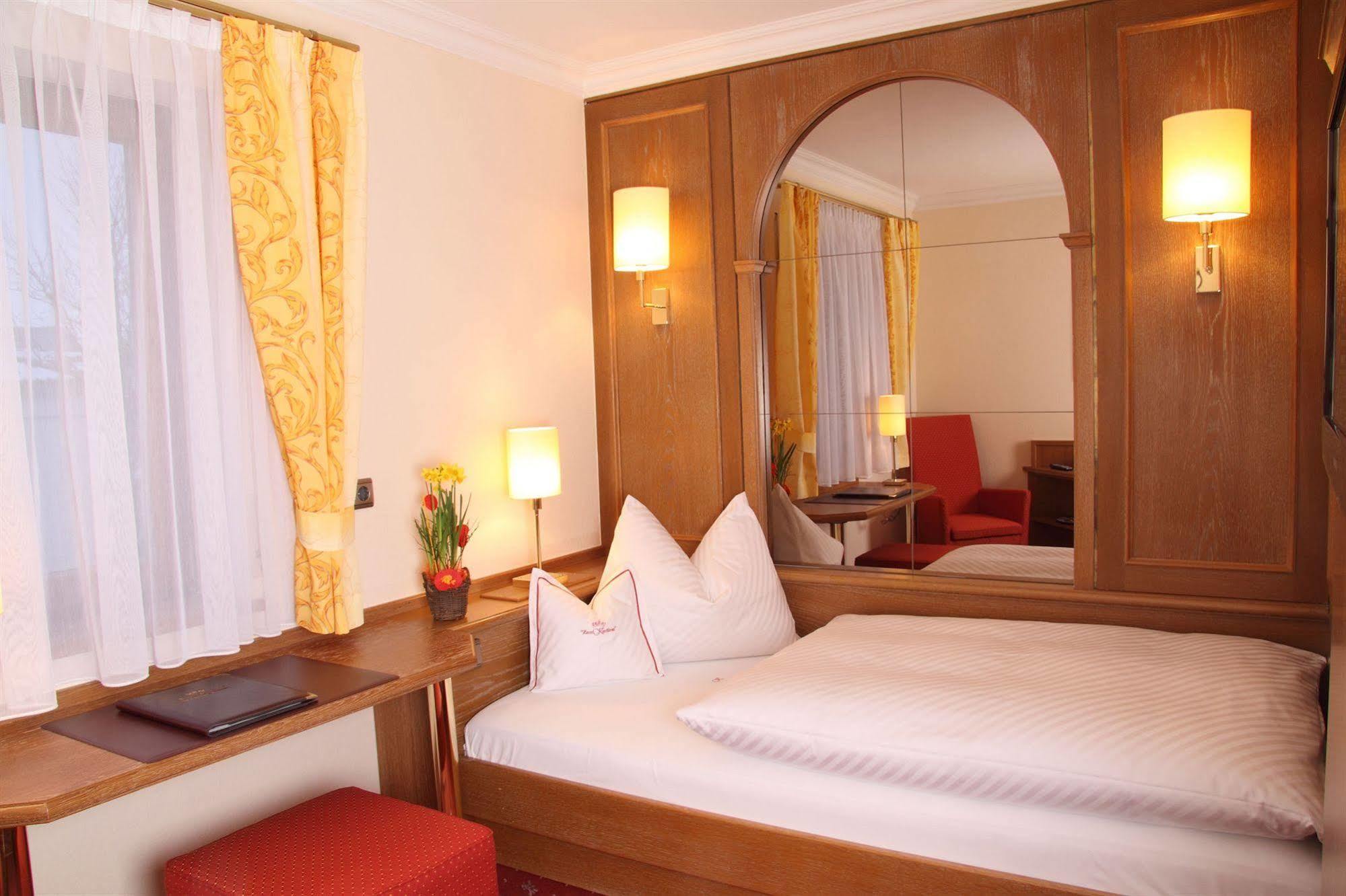 Hotel Am Schlosspark Zum Kurfuerst Oberschleißheim Екстериор снимка