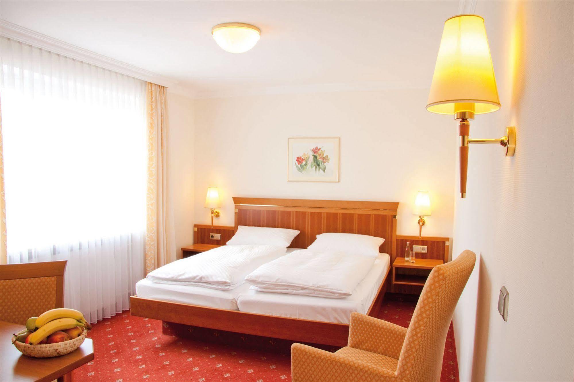 Hotel Am Schlosspark Zum Kurfuerst Oberschleißheim Екстериор снимка