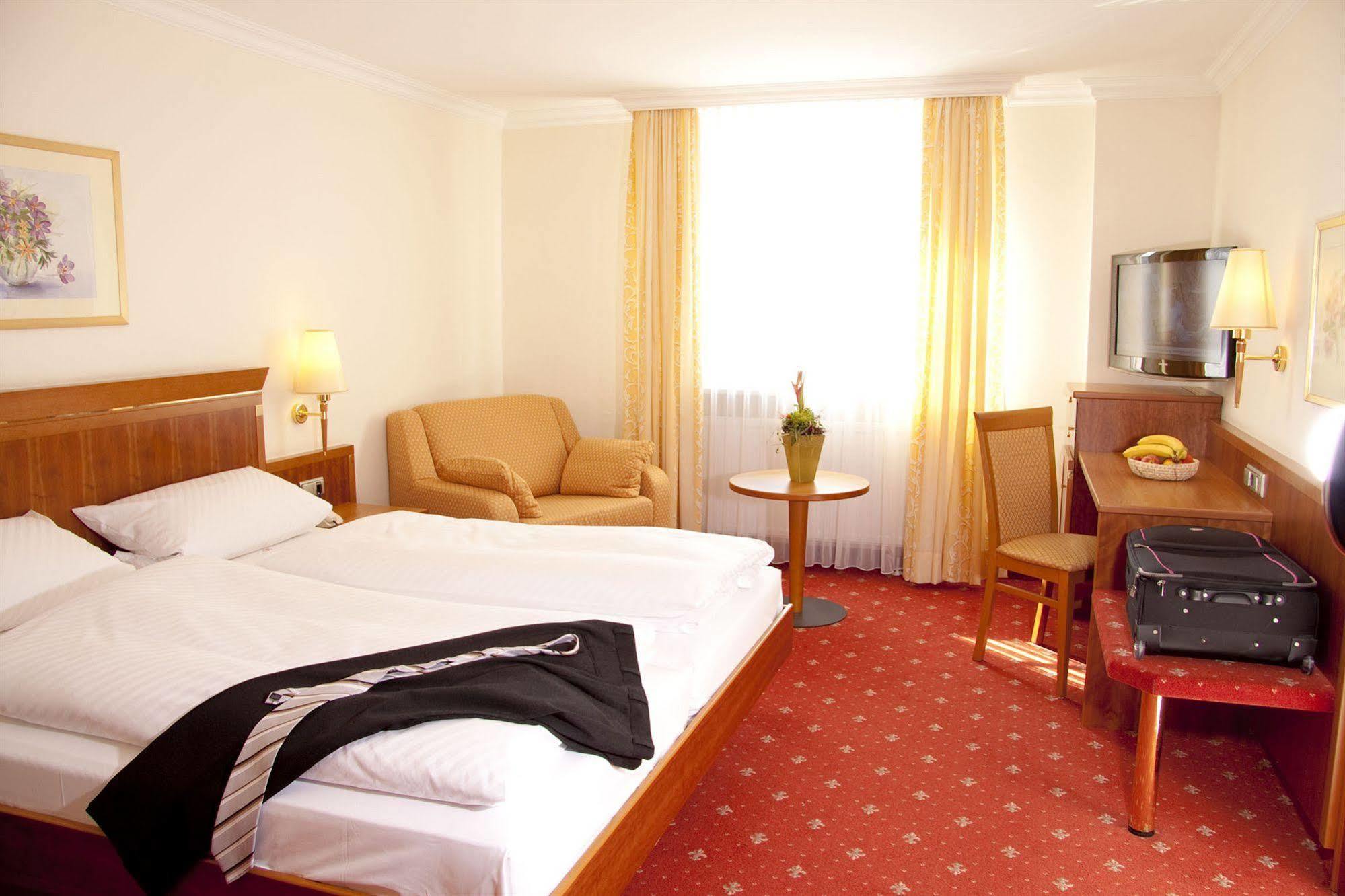 Hotel Am Schlosspark Zum Kurfuerst Oberschleißheim Екстериор снимка
