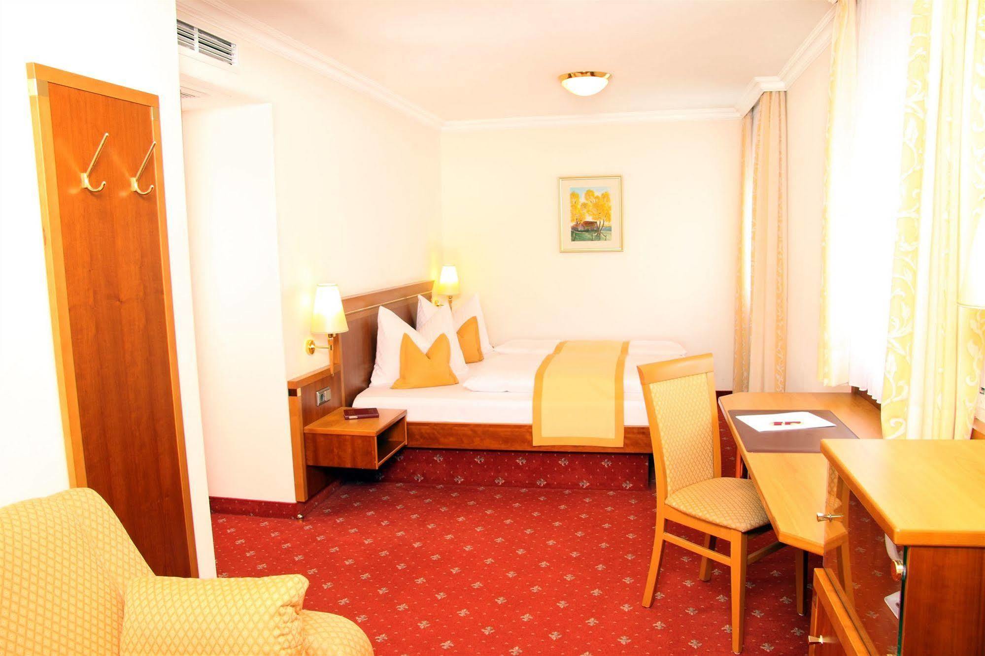 Hotel Am Schlosspark Zum Kurfuerst Oberschleißheim Екстериор снимка